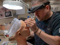 Perkenalkan Ai-Da, Robot Seniman yang Jago Melukis