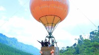 The Lodge Maribaya menjadi tempat menikmati keindahan alam sambil menaiki wahana ekstrem. Beberapa di antaranya yaitu, Hot Air Baloon, Sky Tree dan Zip Bike. (The Lodge Maribaya)