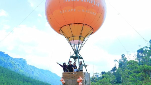 The Lodge Maribaya tak hanya menawarkan pemanadangan hutan pinus dan pegunungan cantik, tapi ada wahana ekstrem juga. Serunya traveler bisa foto-foto saat naik wahana. (The Lodge Maribaya)