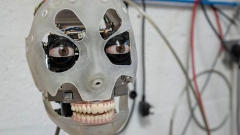 Ai-Da dikembangkan dengan tujuan agar benar-benar bisa melukis. Bagian sensor pada mata, untuk menangkap citra, pun jadi perhatian khusus. (Foto: Matthew Stock/Reuters)