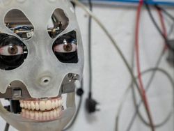 Perkenalkan Ai-Da, Robot Seniman yang Jago Melukis