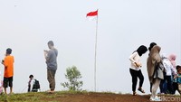 Bendera merah putih juga dikibarkan di Puncak Lawang.