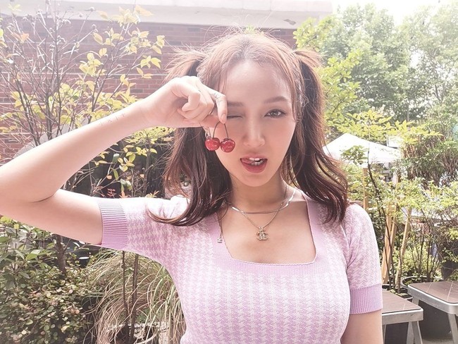 Pacar Jia, Elroy Cheo merupakan anak dari Cheo Tong Choon, bos perusahaan minyak kelapa sawit Mewah International. Sebelum dengan Meng Jia, Elroy pernah memacari penyanyi dan aktris top Taiwan, Elva Hsiao. Foto: Instagram @mjbaby0203