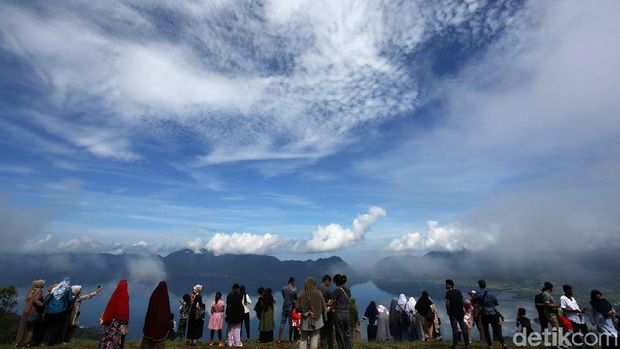 Puncak Lawang mungkin belum seterkenal Jam Gadang yang merupakan ikon Sumatera Barat. Tapi dari Puncak Lawang pengunjung bisa melihat keindahan Danau Maninjau dari ketinggian.