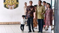 Saat silaturahmi ke Sultan Hamengkubuwono, Jokowi juga membawa cucu pertamanya Jan Ethes Srinarendra (Foto: Muchlis Jr - Biro Sekretariat Presiden).