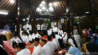 Tahlilan dimulai setelah salat Isya berjemaah. SBY bersama kedua putranya, Agus Harimurti Yudhoyono (AHY) dan Edhie Baskoro Yudhoyono (Ibas), tampak khusyuk memanjatkan doa untuk Ani Yudhoyono.