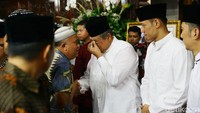 Meski hujan lebat, banyak juga masyarakat antusias dan tetap khusyuk memanjatkan doa untuk almarhumah Ani. Mereka memadati tenda yang sudah disiapkan di halaman pendopo Puri Cikeas.