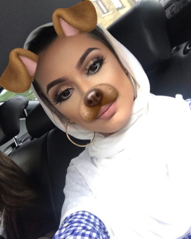 Saat mengenakan hijab, Waliyha pun tampil cantik dan elegan. Ia selalu mendapat banyak pujian dari netizen ketika tampil demikian. Apalagi wanita itu juga pintar makeup. Foto: Instagram @waliyha.azad