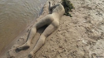 Perpaduan pasir dan rerumputan ini dijamin bikin kaget. Jadi terasa seperti jadi korban prank! (Foto: Boredpanda.com)