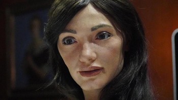 Ai-Da didefinisikan sebagai robot seniman humanoid ultra-realistis pertama di dunia. (Foto: Matthew Stock/Reuters)