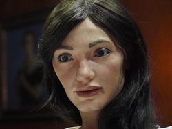 Perkenalkan Ai-Da, Robot Seniman yang Jago Melukis