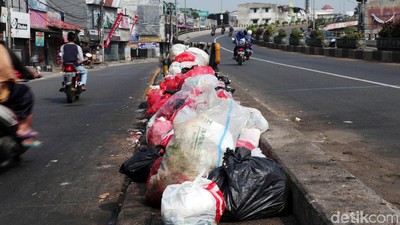 Jorok! Sampah Menumpuk di Separator Flyover Ciputat