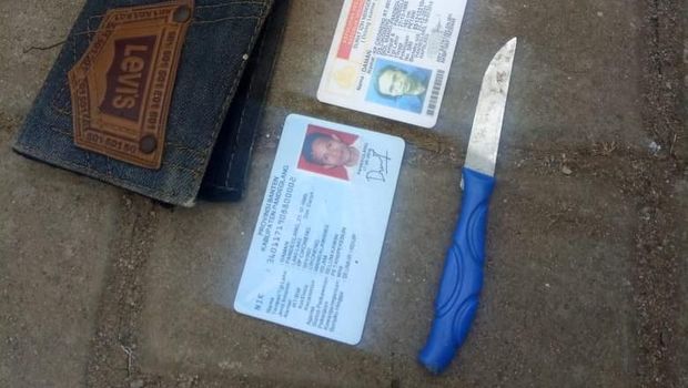 Pisau sebagai barang bukti dan kartu identitas pelaku.