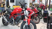 Motor-motor yang dipajang pun tak main-main, ada Ducati Monster 821, Honda CBR650R, dan Kawasaki Ninja 300, dan Yamaha R15. Foto: Motosaigon