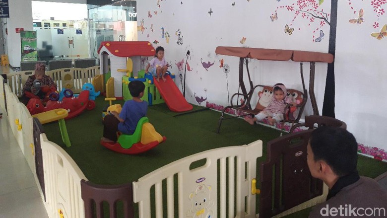 Asyik, PT KAI Sediakan Area Bermain Anak di Stasiun Gubeng Asyik, PT KAI Sediakan Area Bermain Anak di Stasiun Gubeng