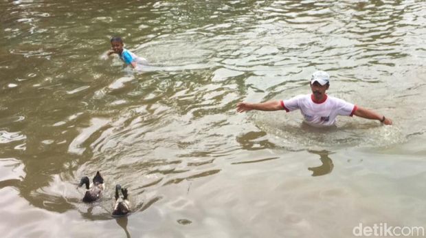 Keseruan Warga Ciamis Isi Libur Lebaran Gelar Lomba di Kolam Ikan