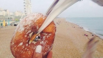 Waspada kalau bawa makanan di pantai! (Foto: Boredpanda.com)