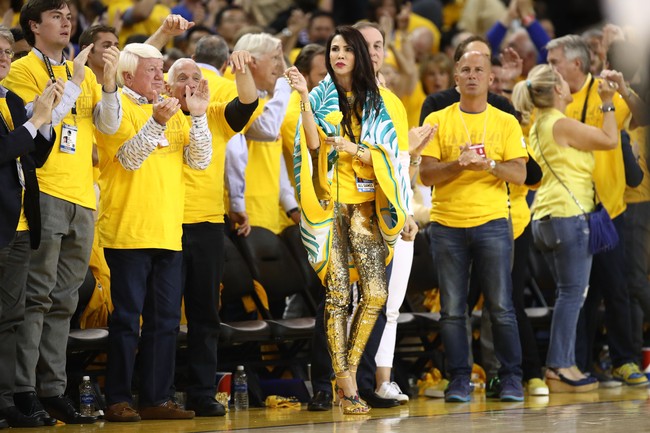 Nicole Curran jadi perbincangan setelah kedapatan berbicara dengan Jay-Z di sebuah pertandingan basket NBA beberapa waktu lalu. Wanita yang diketahui merupakan istri pemilik tim basket Golden State Warriors tersebut dituding netizen sebagai penyebab wajah masam Beyonce. Foto: Getty Images