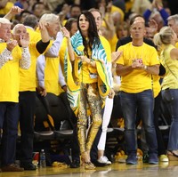 Nicole Curran jadi perbincangan setelah kedapatan berbicara dengan Jay-Z di sebuah pertandingan basket NBA beberapa waktu lalu. Wanita yang diketahui merupakan istri pemilik tim basket Golden State Warriors tersebut dituding netizen sebagai penyebab wajah masam Beyonce. Foto: Getty Images