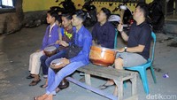 Belasan remaja itu melantun lagu dengan diiringi beragam jenis alat musik.