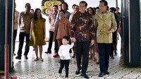 Presiden kemudian berjalan menuju halaman dalam keraton dan disambut oleh Sultan Hamengkubuwono beserta istrinya GKR Hemas (Foto: Muchlis Jr - Biro Sekretariat Presiden).