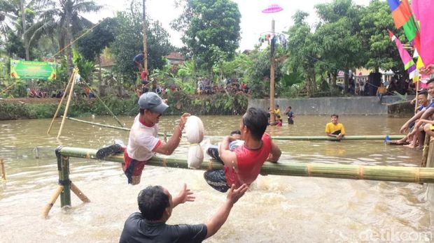 Keseruan Warga Ciamis Isi Libur Lebaran Gelar Lomba di Kolam Ikan