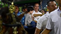 Keluar dari mal, Jokowi langsung mengajak Jan Ethes naik andong wisata (Foto: Muchlis Jr - Biro Pers Sekretariat Presiden).