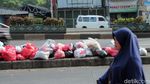 Jorok! Sampah Menumpuk di Separator Flyover Ciputat