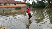 Cukang gombong atau menyebrang jembatan bambu juga dilombakan. Dalam permainan itu peserta harus berhasil menyebrang diatas bambu yang digantung sampai ujung. Karena di ujung sudah menanti hadiah menarik yang telah digantung.
