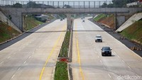 Untuk mendukung arus mudik, dilakukan pemasangan marka jalan, rambu lalu lintas, reflektor jalan tol, serta petugas yang berjaga selama jalan tol ini digunakan secara fungsional saat arus mudik lebaran.