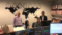 Pegawai BNI New York sedang melakukan aktivitas Tresuri sebagai salah satu layanan perbankan di kantor cabang luar negeri salah satunya di BNI New York. Foto: dok. BNI