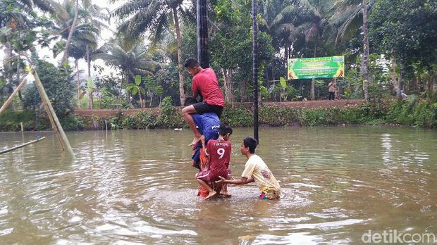 Keseruan Warga Ciamis Isi Libur Lebaran Gelar Lomba di Kolam Ikan - detikNews