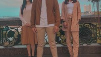 Ini formasi lengkap Rayn bersama dua lawan mainnya di sinetron. Wah, diapit dua cewek cantik nih! Foto: Instagram raynwijaya26