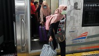 Pemudik tiba di Stasiun Senen, Jakarta Pusat, Jumat (7/6/2019).