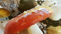 Jamur yang berwarna merah cerah ini aman untuk dimakan dan punya tekstur yang lumer di mulut lho. Foto: Boredpanda