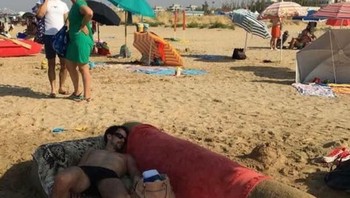 Karena kastil dari pasir sudah kelewat mainstream... (Foto: Boredpanda.com)