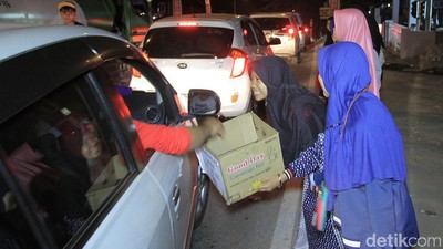 Potret Belasan Pengamen Hibur Pemudik Saat Nagreg Macet