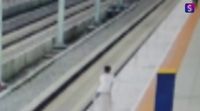 Tak Dibelikan Ayam Panggang, Bocah Ini Nekat Lompat ke Rel Kereta