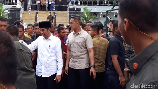Jokowi usai salat Jumat di Masjid Syuhada Yogya