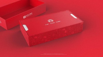Kreasinya ini bagaikan benar-benar sedang melakukan unboxing Nintendo Switch anyar. (Foto: Dok. Olivier Raymond)