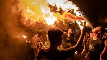 Menyemburkan api seperti ini ada tekniknya. Jadi buat yang bukan ahlinya, jangan sembarangan mencoba ya.  (Foto: Ulet Ifansasti/Getty Images)