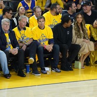 Beyonce yang berada di antara Nicole Curran dan Jay-Z menunjukkan ekspresi wajah kesal ketika mereka berbicara. Terekam dalam sebuah video, momen itu pun viral dan jadi bahan bercandaan para netizen di Twitter. Beberapa berspekulasi jika Beyonce tak senang dengan Nicole yang menyebranginya saat bicara dengan Jay-Z dan menginvasi ruang pribadi karena mendekat dan menyender. Foto: Getty Images