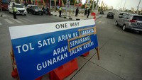 Papan pengumuman penerapan one way terpampang di jalan masuk tol Pejagan-Pemalang. 