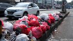 Jorok! Sampah Menumpuk di Separator Flyover Ciputat