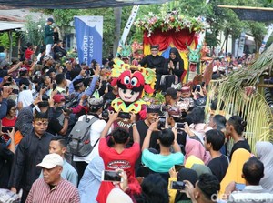 Kemeriahan Berebut Pisang dan Uang Koin Saat Libur Lebaran di Banyuwangi
