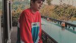 Pose Ganteng Pesinetron Rayn Wijaya Saat Nongkrong di Kafe