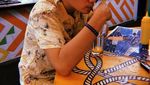 Pose Ganteng Pesinetron Rayn Wijaya Saat Nongkrong di Kafe