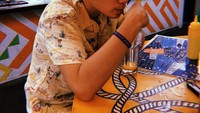 Sepertinya pose minum dengan tampak wajah samping jadi pose andalan Rayn ya hihihi. Foto: Instagram raynwijaya26
