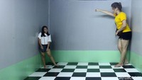 Selain foto dengan lukisan 3D, ada pula ruangan tambahan buat foto-foto yang unik.