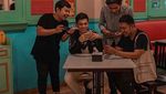Pose Ganteng Pesinetron Rayn Wijaya Saat Nongkrong di Kafe